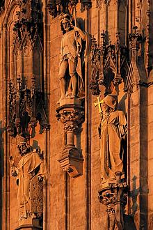 Das Portal des Wenzelsdoms wird von den Statuen der Brüder Kyrill und Method bewacht, Bildquelle: Archiv Vydavatelství MCU s.r.o., Foto: Libor ...